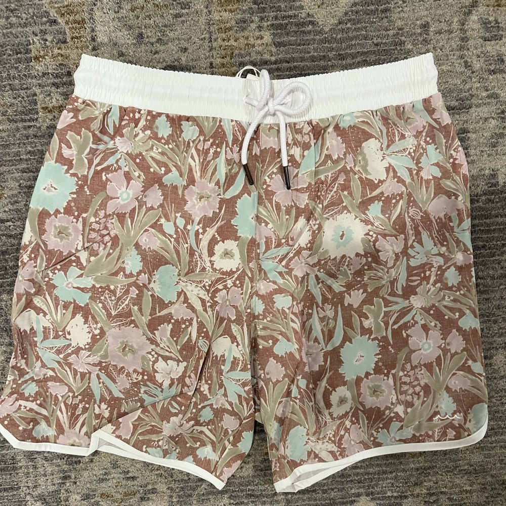 NWT. Minnow Men’s Swim Trunks in Cypress Floral. Size M.
